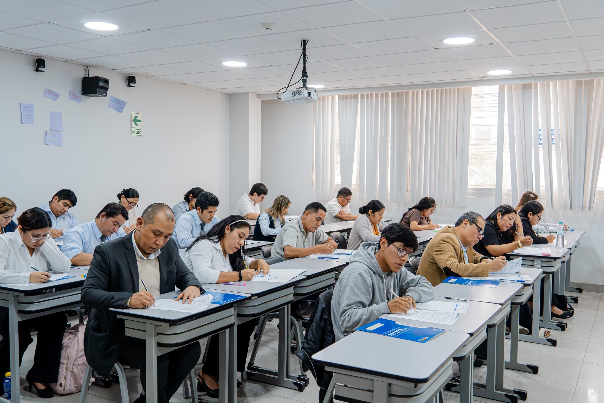 Postulantes participando en el Examen de Admisión PPD 2026-II
