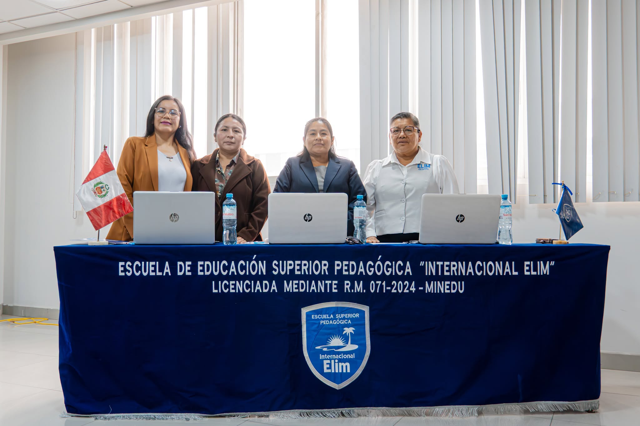 Jurado y participantes del proceso de sustentación para Bachiller en Educación