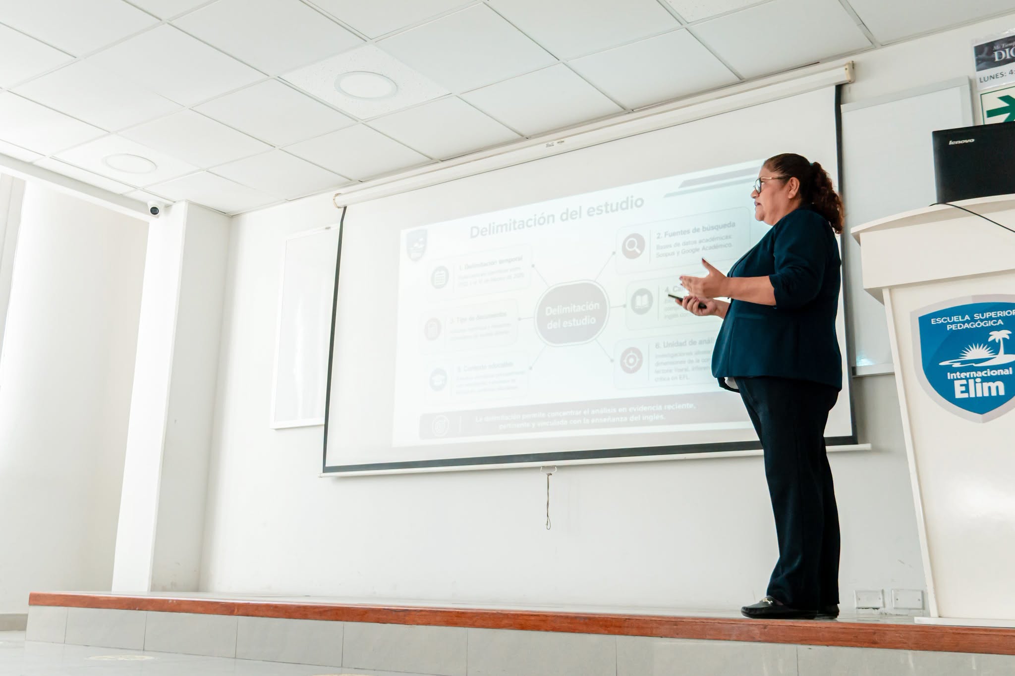 Sustentante durante la exposición de su trabajo de investigación